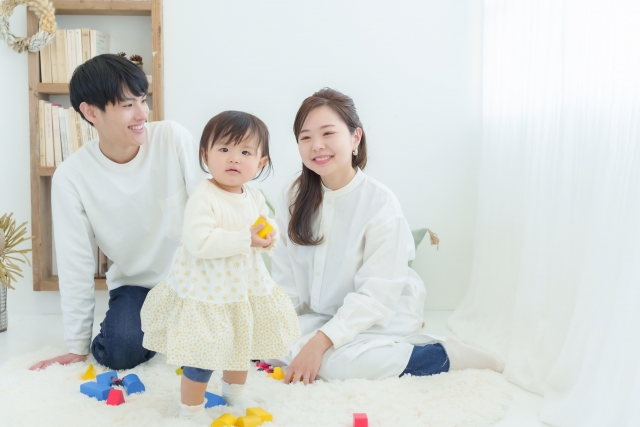 イクノーの難易度をサポートする、親子で一緒に知育玩具で遊ぶ様子