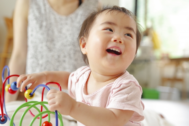 トイサブのキャンペーンを利用して届いた知育玩具で楽しく遊ぶ子供の笑顔