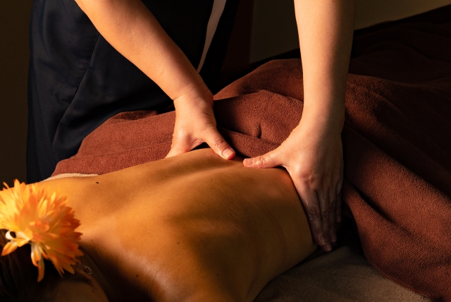 女性　エステサロン　ボディーマッサージ