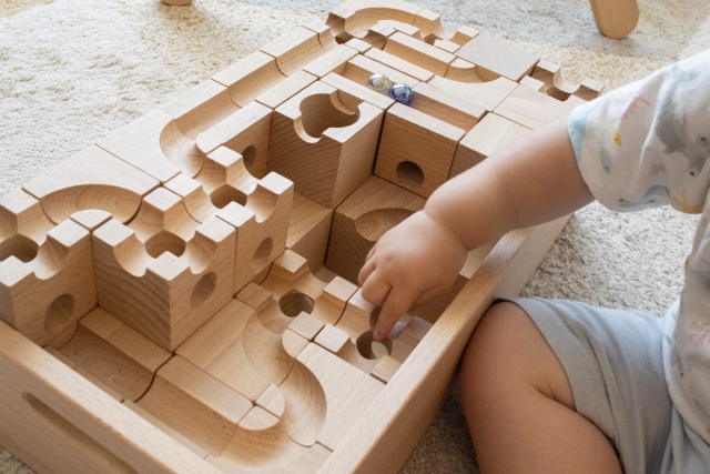 イクノーでレンタルできるキュボロのような高級な木製スロープトイと積み木