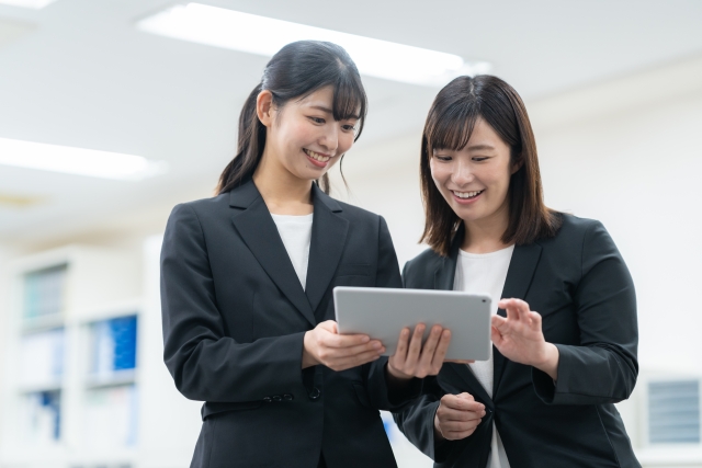 職場のバレンタインマナーについて相談する女性社員と予算計画