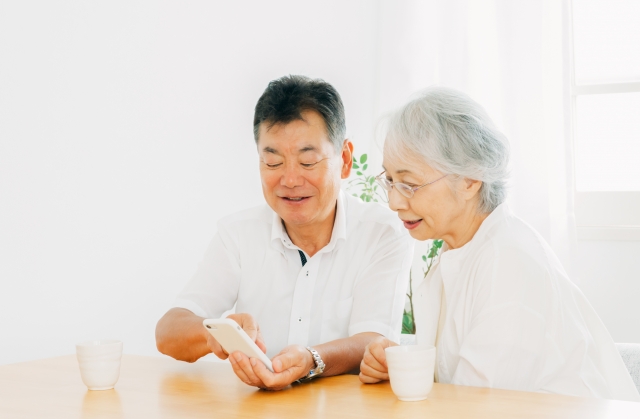 孫へのプレゼントについて親（息子・娘）に電話で相談する祖父母