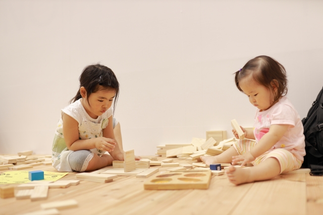 トイサブのきょうだいプランで仲良く知育玩具をシェアして遊ぶ兄弟・姉妹