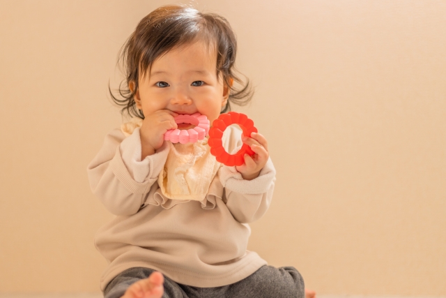 こどもちゃれんじとイクノーのどちらを選ぶか迷う祖父母向けイメージ、おもちゃで遊ぶ笑顔の孫