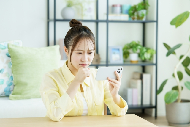 トイサブのキャンペーンやクーポンコードをスマホで検索して悩む母親